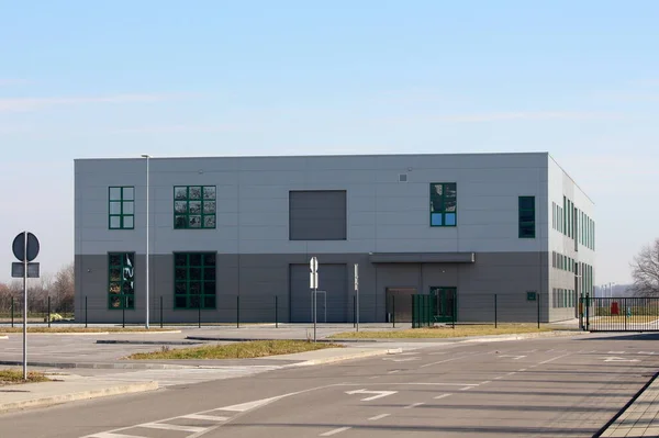Neues Modernes Grau Mit Grünen Fensterrahmen Produktion Industriegebäude Mit Geschlossenem Stockfoto