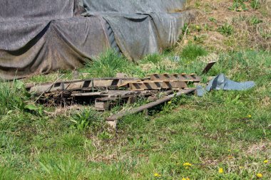 Yıkılmış eski ahşap paletler geçici sel koruma duvarlarının yanına bırakılmış. Kalın jeotektil kumaş ve aile evlerini büyük sel baskınlarından korumak için kullanılan naylonla kaplı kum torbaları ve bariyerlerden yapılmış.