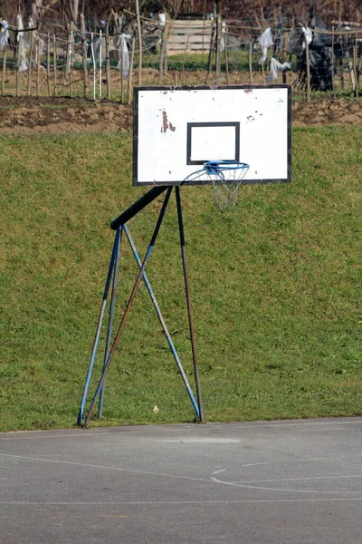 Heavily Usado Velho Aro Basquete Dilapidado Montado Forte Estrutura Metal — Fotografia de Stock