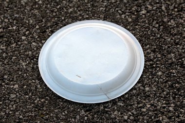 Kullanılmış ve atılmış. Tek kullanımlık plaka. Gün batımında kaldırıma döşenmiş, banliyö aile evine bırakılmış.