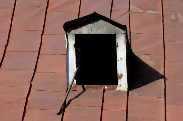 Hasarlı Eski Çatı Penceresi Çerçevesi Kırık Cam Paslı Metal Direk — Stok fotoğraf