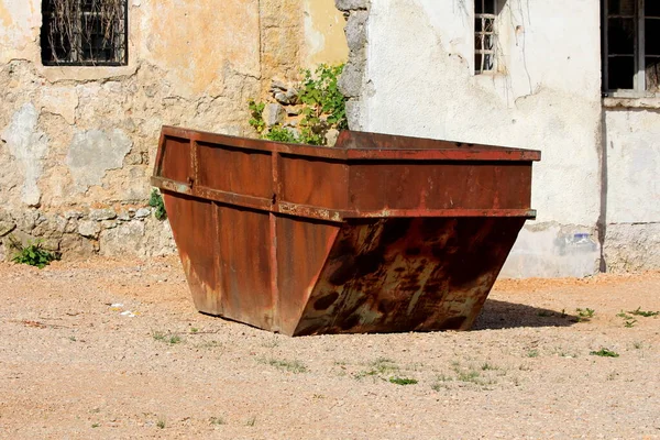 Heavily Used Old Large Rusted Industrial Recycling Container Left Gravel — Stock fotografie