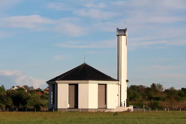 Современная Необычно Построенная Бело Серая Католическая Церковь Высокой Колокольней Железным — стоковое фото