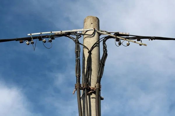 Top Concrete Electrical Utility Pole Multiple Various Black Electrical Wires — Stock fotografie
