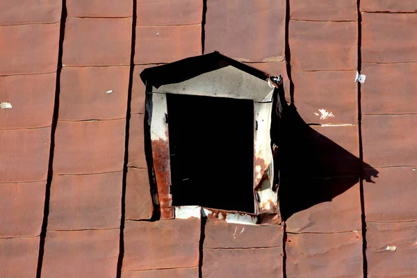 Terk Edilmiş Bir Banliyö Evinin Çatısında Camsız Kırık Bir Çatı — Stok fotoğraf