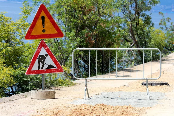 Begin Van Gesloten Bouwplaats Met Twee Zwaar Gebruikte Vervallen Waarschuwingswegen — Stockfoto