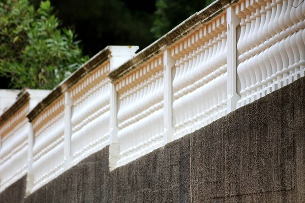 Longue Rangée Clôture Balcon Vintage Rétro Regardant Balustres Blancs Nouvellement — Photo
