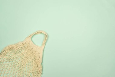 Açık mavi bir arkaplanda beyaz bir ağ torbası var. Uzayı kopyala Yeniden kullanılabilir şeyler konsepti