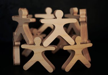 Tahta insanlar bir piramit gibi birbirinin üzerine basar.