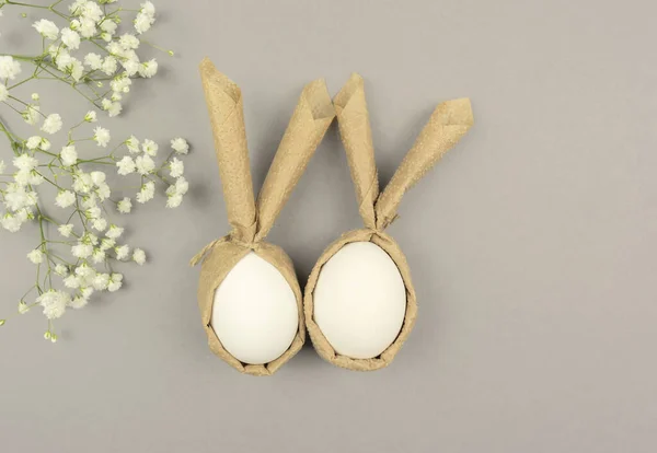 Divertidos Huevos Pascua Yacen Sobre Fondo Gris Como Decoración Para — Foto de Stock