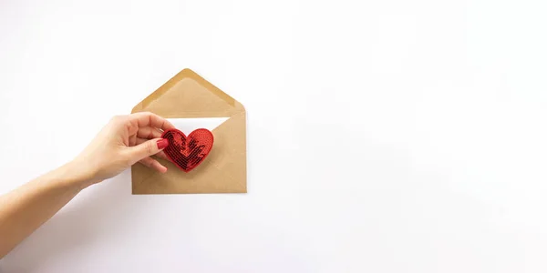 Presentes Embrulhados Papel Artesanal Com Corações Vermelhos Neles — Fotografia de Stock