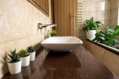 Modern bir banyonun modern bir dairede düzenlenmesi.