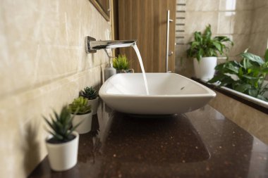 Su vinçten lavaboya akıyor.