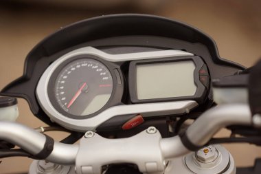 Motosiklet tamircisinin teknisyen elleri moto tamir ve bakım işlerinde 