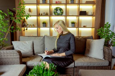 Evde çalışan bir kadın telefonda serbest çalışan bir işçi olarak konuşur. Uzak çalışma konsepti