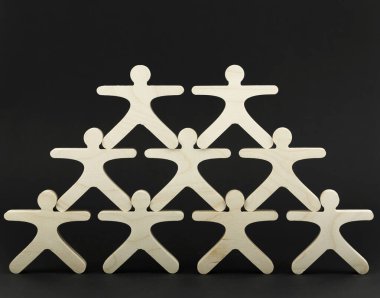 İş adamları bir arada durur. Beyin fırtınası ve destek konsepti