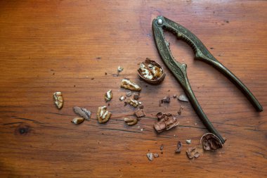 Tahta bir masada cevizli klasik fındık kıracağı.