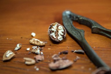 Tahta bir masada cevizli klasik fındık kıracağı.