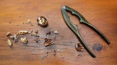 Tahta bir masada cevizli klasik fındık kıracağı.