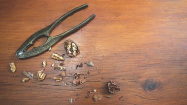 Tahta bir masada cevizli klasik fındık kıracağı.