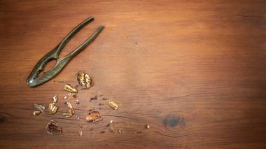 Tahta bir masada cevizli klasik fındık kıracağı.