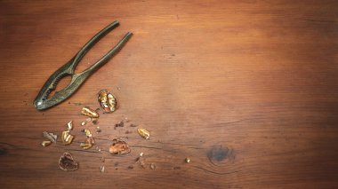 Tahta bir masada cevizli klasik fındık kıracağı.