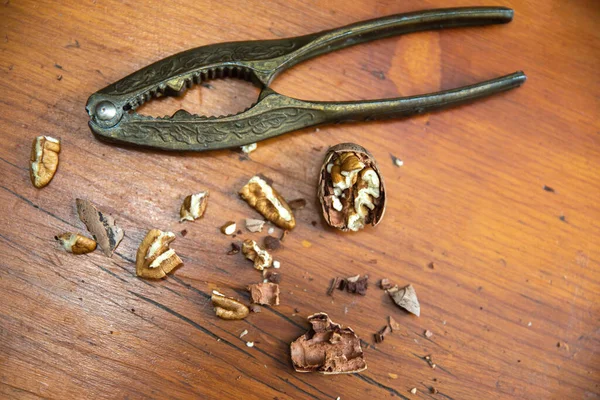 Tahta bir masada cevizli klasik fındık kıracağı.