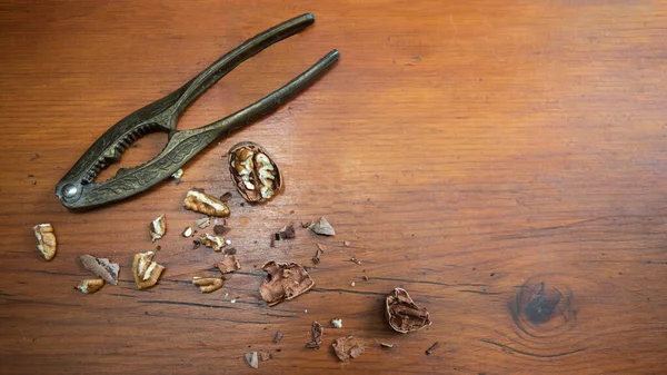 Tahta bir masada cevizli klasik fındık kıracağı.