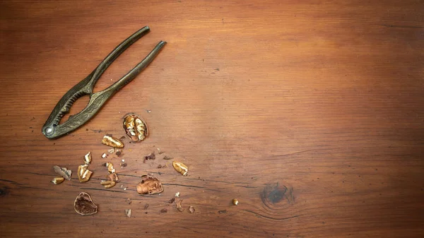 Tahta bir masada cevizli klasik fındık kıracağı.