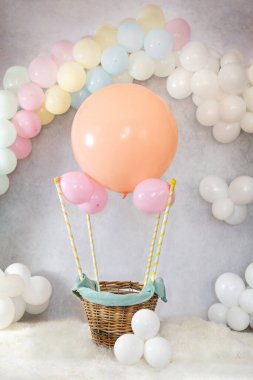 Yeni doğan ya da bebek fotoğrafçılığı sıcak hava balonu dijital arkaplan