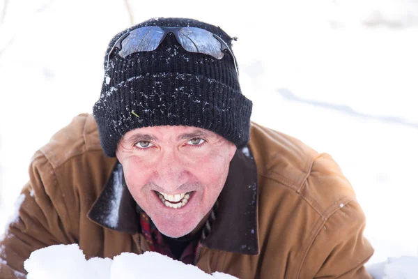 Homme souriant dans la neige — Photo