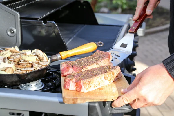 Steaks ready to grill — Stock Photo, Image