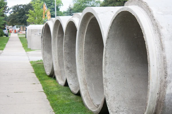 Tuberías de drenaje grandes en el sitio de construcción — Foto de Stock