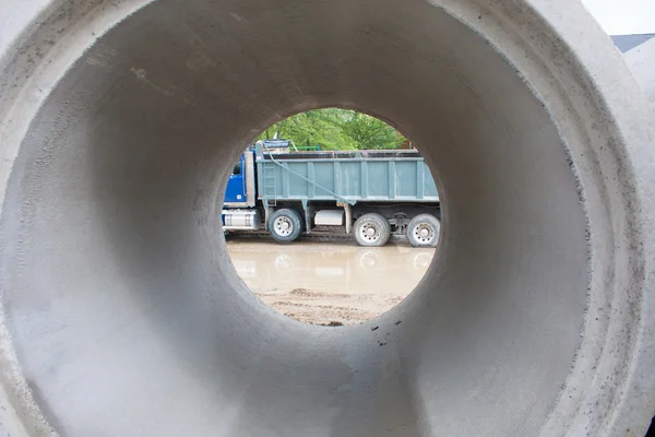 排水管を介してダンプ トラック ストック画像