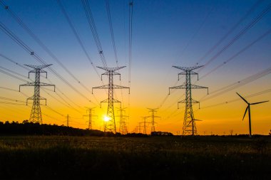 Gün batımında enerji üretimi