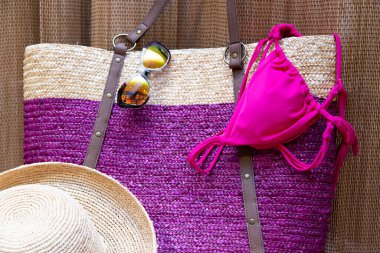 Kahverengi tiki tarzı arka planda plaj aksesuarları