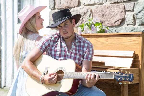 Outdoor Contry music couple — Stock Photo, Image