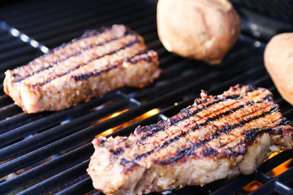 Steaks on grill — Stock Photo, Image