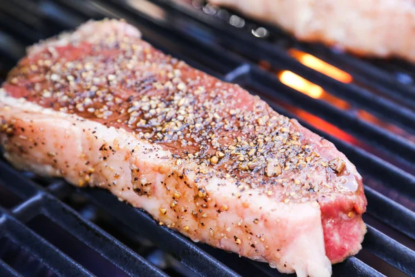 Steak parfait sur le BBQ — Photo