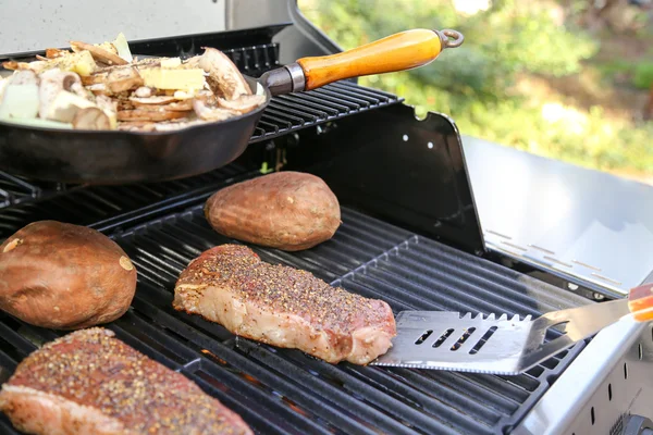 Summer barbecuing — Stock Photo, Image