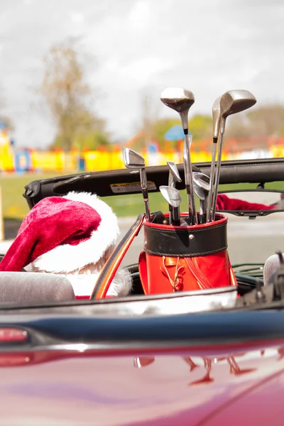 Санта в кабріолет з гольф-клуби — стокове фото