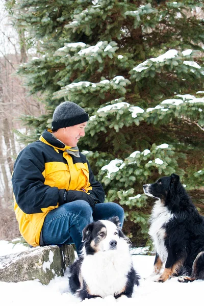 Homem com cães no inverno — Fotografia de Stock