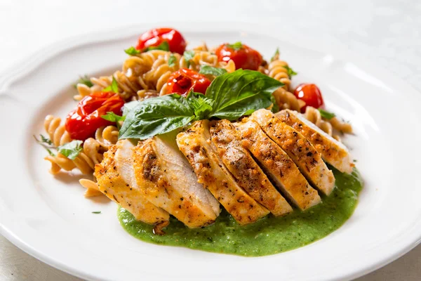 Chicken with whole wheat pasta — Stock Photo, Image