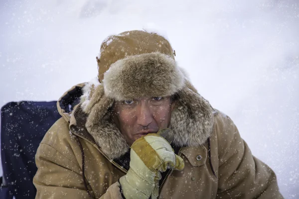 Hombre agrupado en clima de invierno bajo cero — Foto de Stock