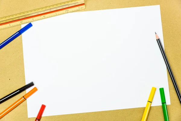 Branco papel em branco e ferramentas de escrita de cor, espaço de cópia para fundo — Fotografia de Stock