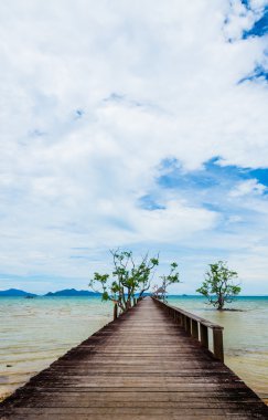 Eski görüntü ve Tayland denizde uzun ahşap köprü