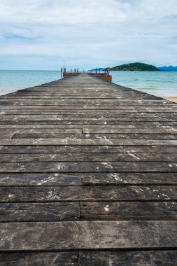Eski ahşap köprü Tayland sahilde resim