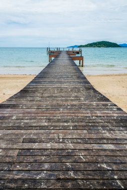 Denizin üzerinde uzun ahşap köprü görüntü