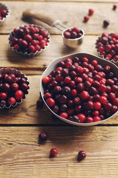 Ωρίμανση Βιολογικής Cranberry Ρουστίκ Ξύλινο Τραπέζι Φρέσκα Μούρα Κύπελλα Έννοια — Φωτογραφία Αρχείου