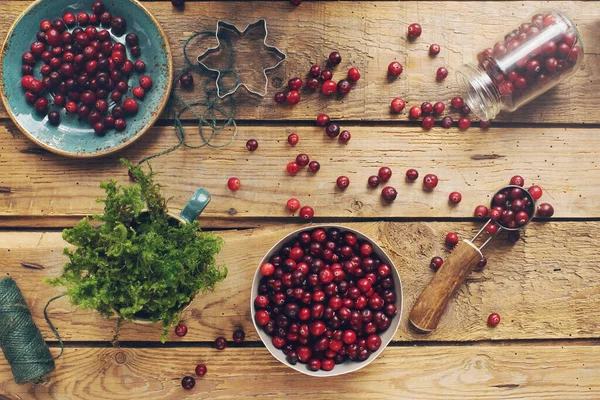 Cranberry Orgânico Maduro Mesa Madeira Rústica Bagas Frescas Uma Tigela — Fotografia de Stock